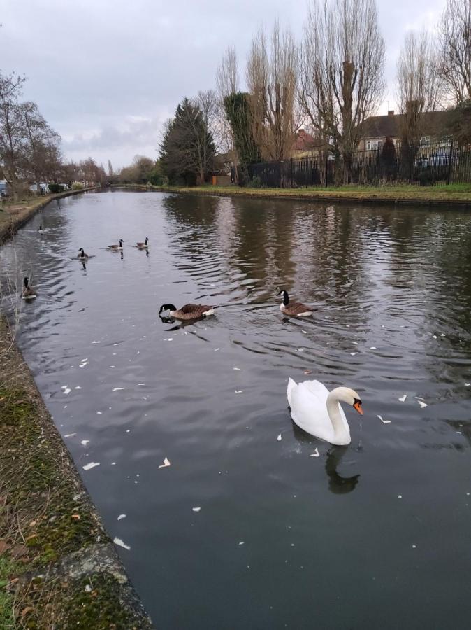 Air Conditioned Modern Double Bed Room With Private Attached Bathroom - Free Parking - Near London Heathrow Airport & Southall Broadway Zewnętrze zdjęcie