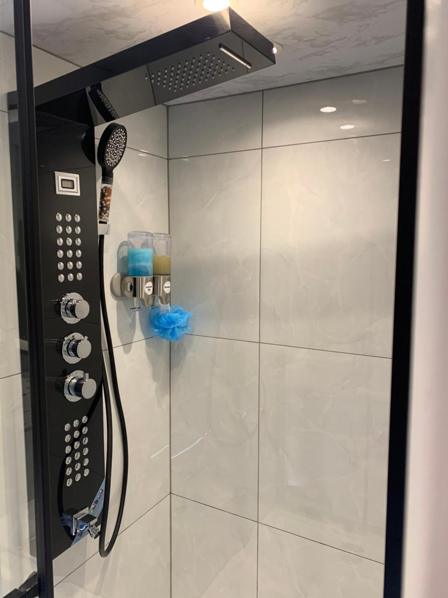 Air Conditioned Modern Double Bed Room With Private Attached Bathroom - Free Parking - Near London Heathrow Airport & Southall Broadway Zewnętrze zdjęcie